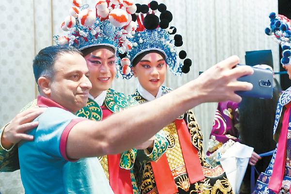 10月13日，北方昆曲剧院经典传统剧目《长生殿》在长安大戏院精彩上演，国际城市媒体参访团记者现场领略昆曲经典传统剧目的艺术魅力。