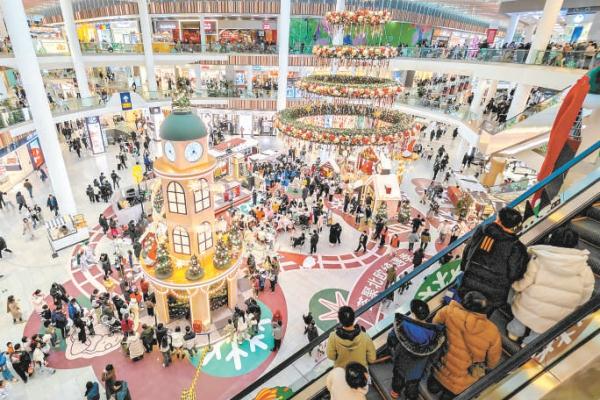1月1日，西红门荟聚购物中心里人潮涌动，假日氛围浓厚。