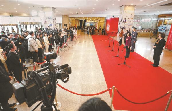 1月19日,市政协十四届二次会议举办“我是委员”集体采访。 1月19日,市政协十四届二次会议举办“我是委员”集体采访。