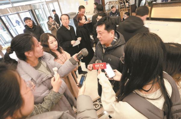 参加市政协十四届二次会议的委员昨起陆续报到。