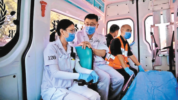 2023年6月6日，市人大代表王金辉（左二）登上救护车，调研检查《北京市院前医疗急救服务条例》落实情况。
