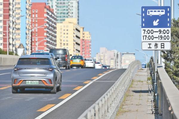 2023年6月3日，在南三环赵公口桥，早晚高峰公交专用道在周末向社会车辆开放，三环主路双向六车道得到有效利用。