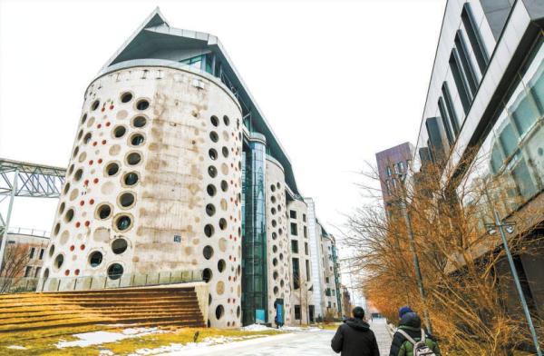 首钢园原北京冬奥组委办公区变身首钢冬奥广场。