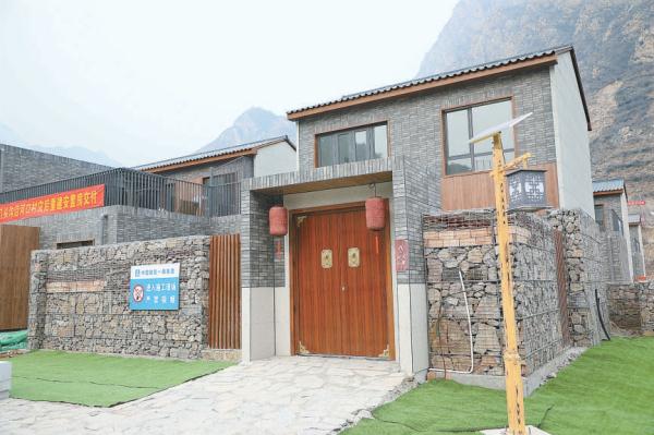 门头沟区斋堂镇沿河口村异地安置项目正式“交钥匙”。项目采用装配式住宅的方式，建设时间大大缩短。每户新房都是二层小楼，建筑风格简约大方。这里将成为该区首个异地安置的“诗画乡村”样板村。