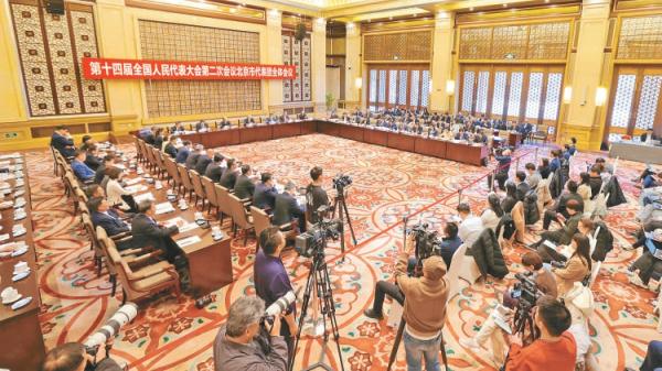 十四届全国人大二次会议北京市代表团举行开放团组会议，并接受来自35家中外媒体、55名记者的集体采访。戴冰 摄
