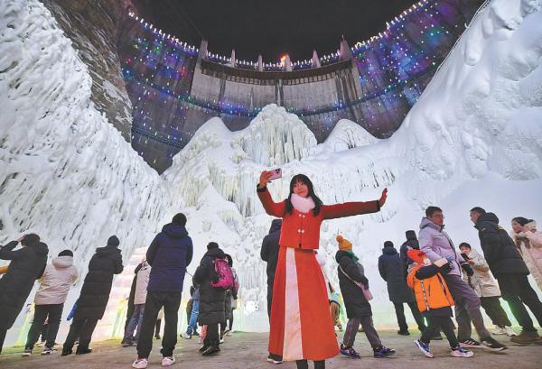 龙庆峡冰灯冰雪嘉年华已经举办38届。