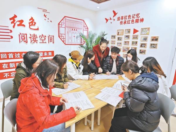3月25日，游客参与颐和园益寿堂推出的“进京赶考之路”知识答题。