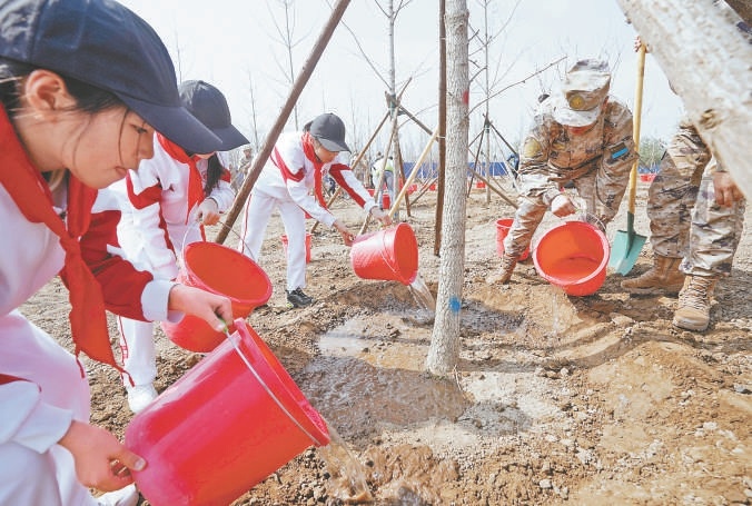 凉水河畔的张家湾公园三期一片繁忙景象，第40个首都义务植树日的主场活动在这里举办。