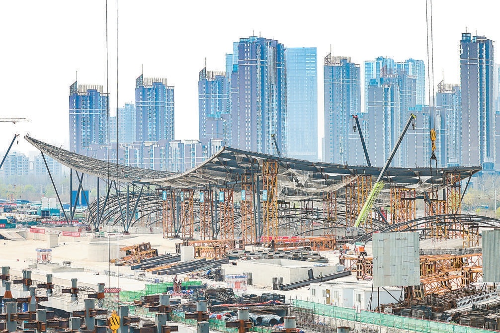  目前，北京城市副中心站枢纽“京帆”屋盖钢结构施工已完成2片，第3、4片钢结构施工正在进行。