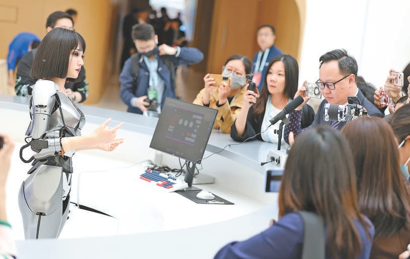 4月24日，中关村论坛年会主会场，仿生机器人解答提问。