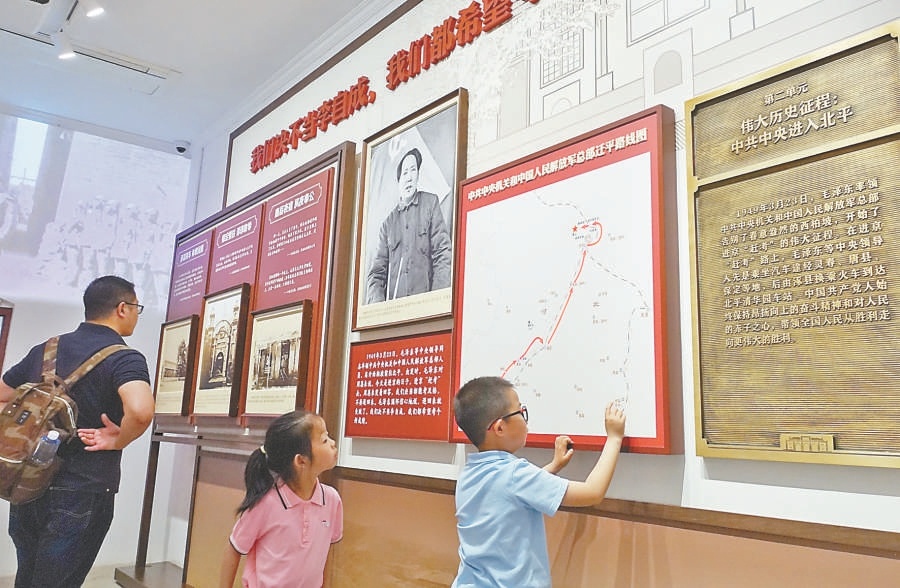 5月2日，一百余名观众走进清华园车站旧址，透过一件件文物、一张张图片、一幕幕影像，重温“赶考”初心。