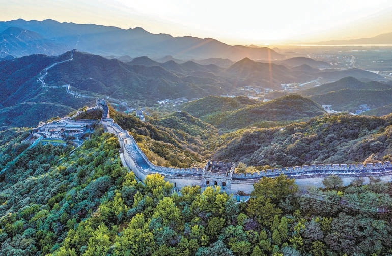 傍晚时分，夕阳的余晖笼罩大地。八达岭长城如巨龙蜿蜒，雄伟壮丽。