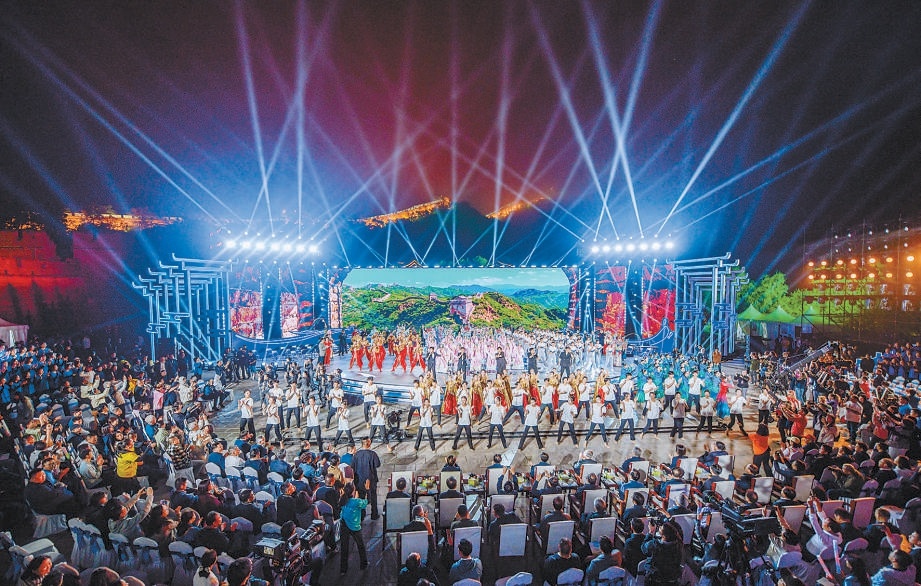 6月7日晚，二〇二四北京长城文化节在八达岭长城景区望京广场拉开帷幕，图为广场舞《万里长城永不倒》。