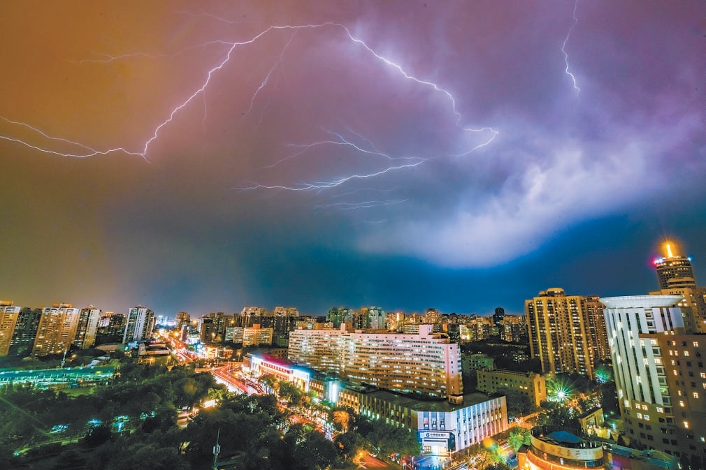 6月11日晚，北京城区出现强对流天气，疾风骤雨中，一道道闪电划过夜空。