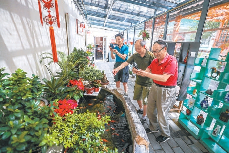 朝阳区小关街道一个长百余米的旧车棚变身便民空间