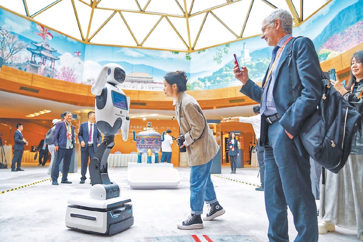 设置在2024北京文化论坛会场公共空间的“沧海撷珠——文物艺术品保护与传承专题展”吸引中外嘉宾驻足欣赏。
