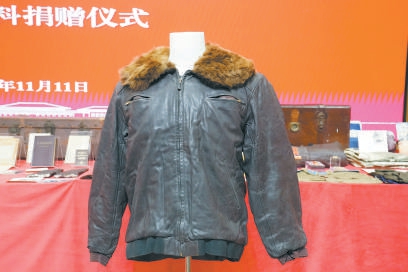 开国大典飞行员刘善本的飞行服。