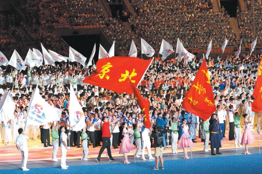 十一月二十二日晚，第十二届全国少数民族传统体育运动会开幕式在三亚体育中心举行。各民族文化表演精彩纷呈。