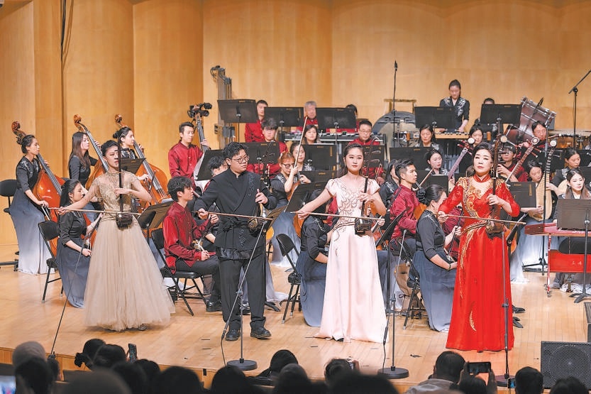 承继之光音乐会演出现场，宋飞（右一）与音乐学子同台。
