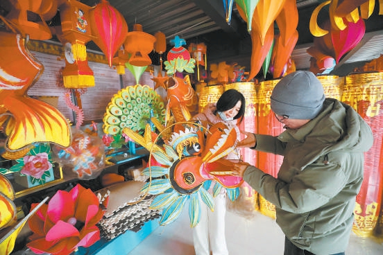 春节临近，在怀柔区九渡河镇东宫村灯笼厂，村民们正忙着生产各式各样的花灯。这种传统手工灯笼颇具年味，尤其适合各大公园庙会等节日场所环境布置，深受客户欢迎。