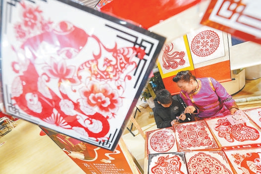 春节期间，读者走进北京城市图书馆，静品书香、体验非遗。