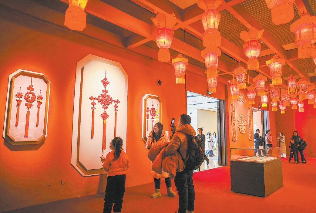 国家博物馆“四海一堂春——乙巳蛇年新春文化展”展厅内灯笼高挂，观众在一片喜庆热烈的氛围中了解春节文化，感受文物魅力。