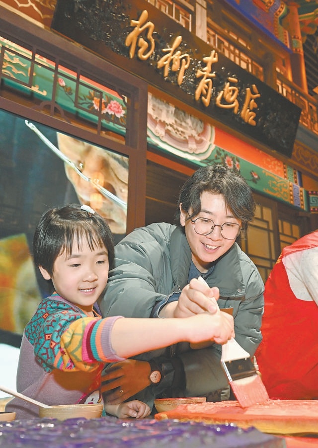 春节假期，众多游客来到位于沧州市的中国大运河非物质文化遗产展示馆，体验杨柳青年画制作，感受传统文化魅力。