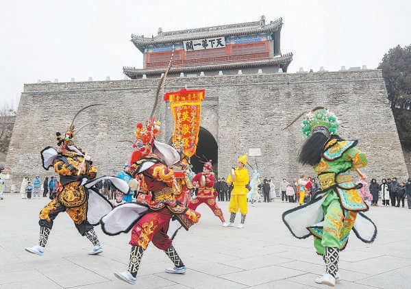 秦皇岛市山海关区天下第一关广场，演员为游客表演国家级非物质文化遗产英歌舞。