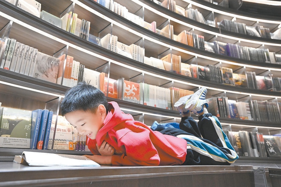 一名来自北京的小读者在石家庄市欢乐汇钟书阁书店阅读，在浓郁书香中欢度新春佳节。