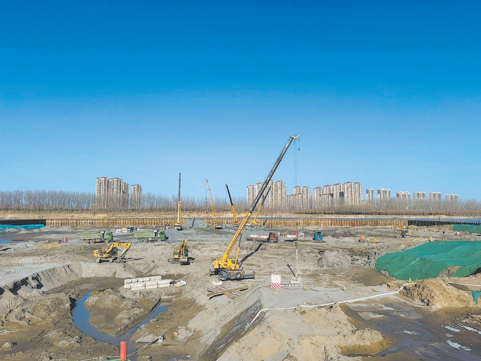 潮白河综合治理与生态修复工程（通州段）兴各庄闸建设施工现场。