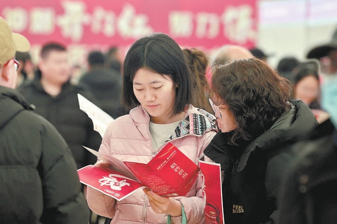 “冲刺开门红 聚力保民生”大兴区2025年春风行动大型现场招聘活动举办。72家参会企业为求职者提供近2000个招聘岗位。