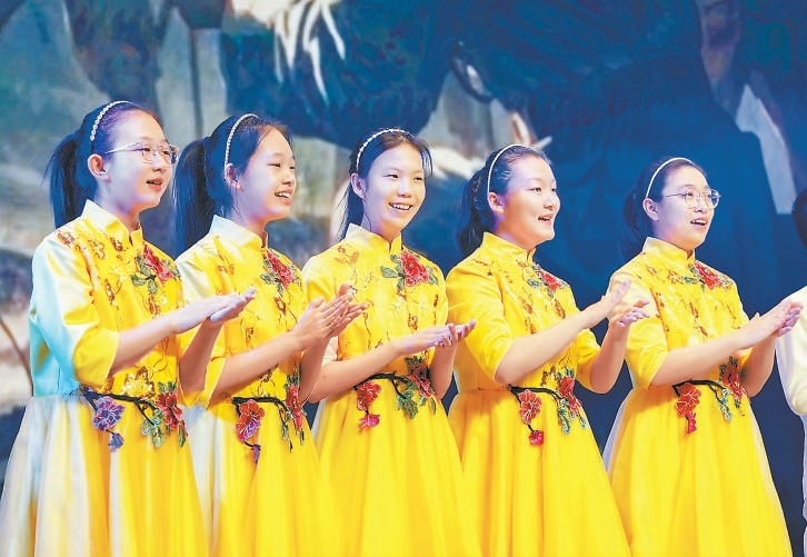 3月8日，北京市八一学校金帆合唱团的孩子们演唱北京民歌。
