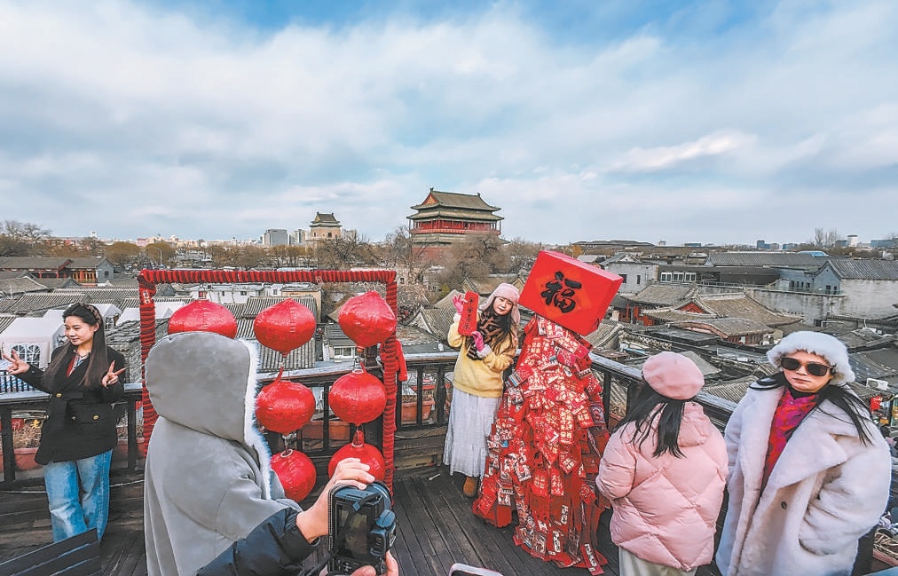 什刹海旁边的北京老城区游人如织，游客在这里打卡北京胡同景观，观赏中轴线风景。