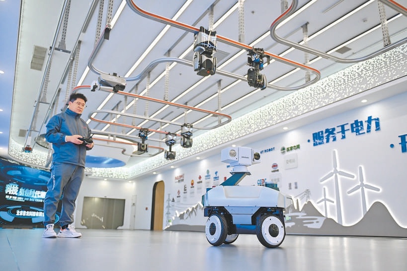 在雄安新区科创中心中试基地，工作人员在调试巡检机器人。