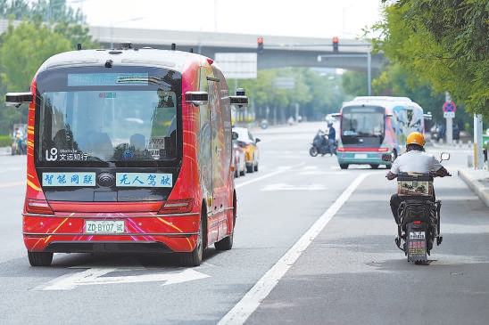 无人驾驶小巴在北京经开区路上安全行驶，有望成为短途接驳新宠。