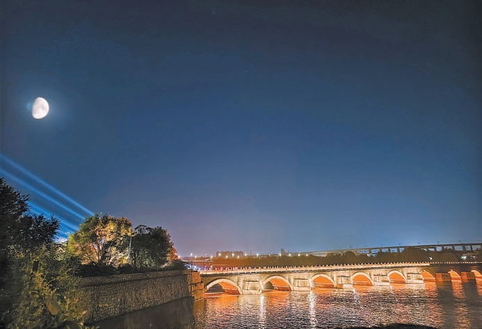 9月3日晚，卢沟桥点亮夜景纪念抗战胜利80周年。