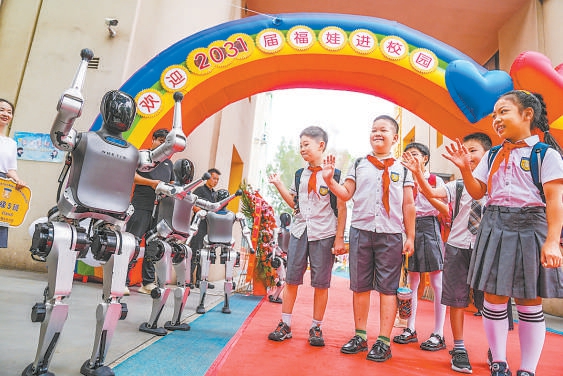 9月4日，在黄城根小学附属实验分校门前，十余台参加2025世界机器人运动会的N2智能机器人用独具创意的互动表演，与师生共迎新学期。