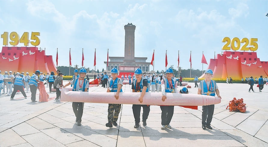 大会结束后，工人进行撤场施工。