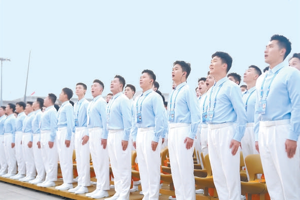 阅兵开始前，高校学生合唱团演唱暖场歌曲。