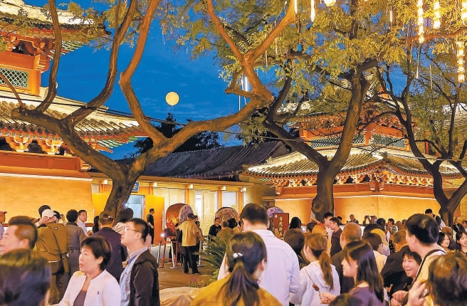 宛平城再现“卢沟晓月”盛景，国庆中秋双节掀起文旅热潮。