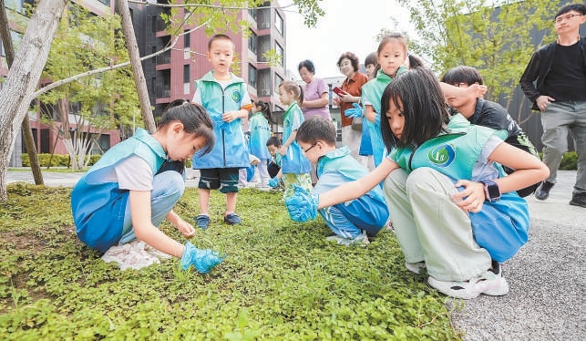 社区（村）级园艺师组建“小林长”队伍，带动孩子们参与家门口的生态建设。图为“运河小河长”在开展生态环境保护活动。