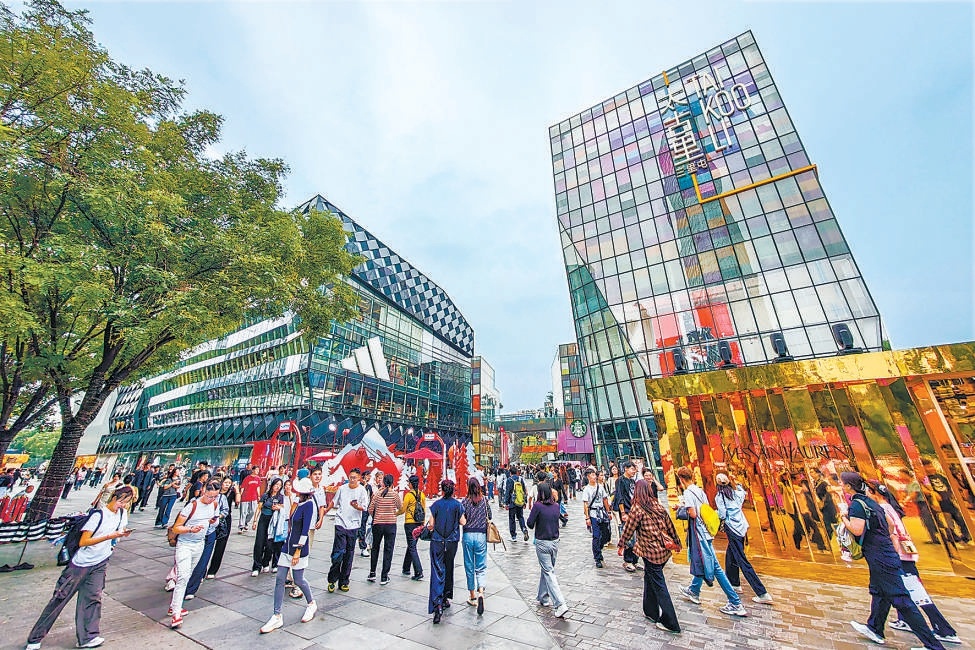 在三里屯太古里，游客往来不绝，体验京城潮流前沿商街。