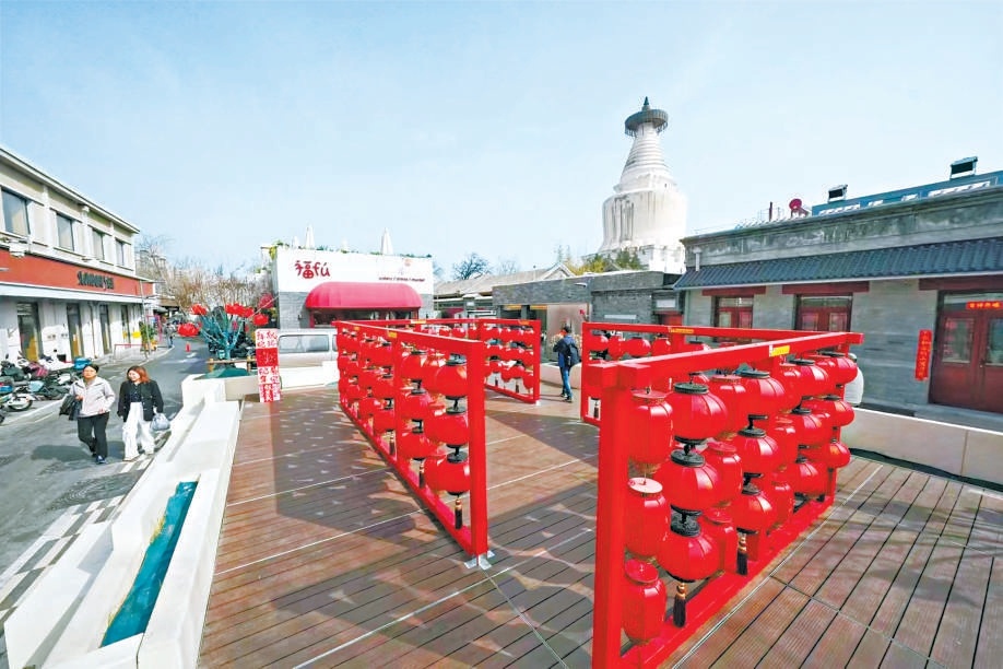 白塔寺街区里，红色灯笼装饰的区域与白塔相映，洋溢着独特的文化氛围与生活气息。