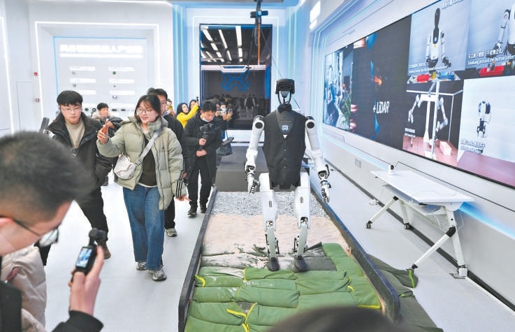 12月11日，位于北京人形机器人创新中心的全国首个“全自主无人化展厅”启用。