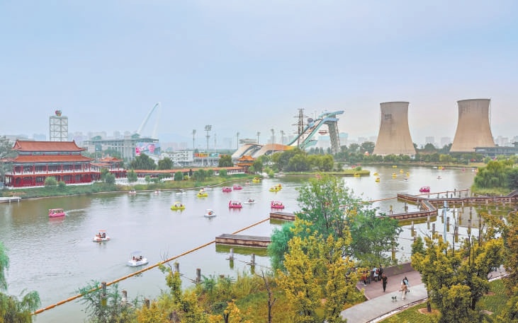 2025年国庆中秋假期，首钢园成为球迷游客欢乐的海洋，WTT中国大满贯赛带火了周边的赛事经济和文旅热潮，群明湖上游船游弋，洋溢着秋日的惬意。