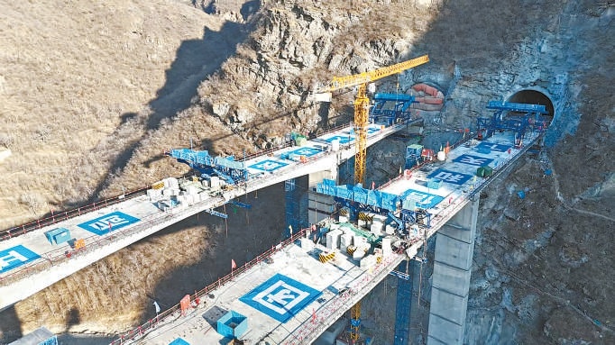 108新线大桥与隧道相连，勾勒出一条穿山越谷的“云端高速”。