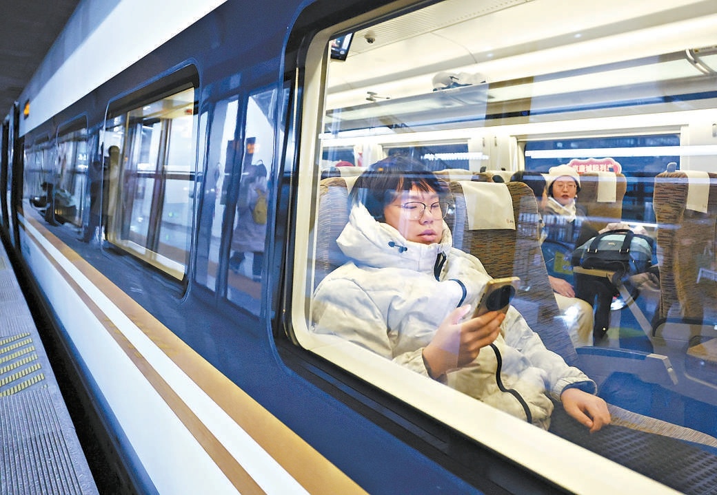 2025年12月30日，北京通州站正式投用，乘坐北京通州至唐山G6751次列车的旅客在等待发车。