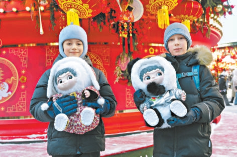 俄罗斯儿童与吉庆生肖WAKUKU马年生肖款娃娃现场互动。