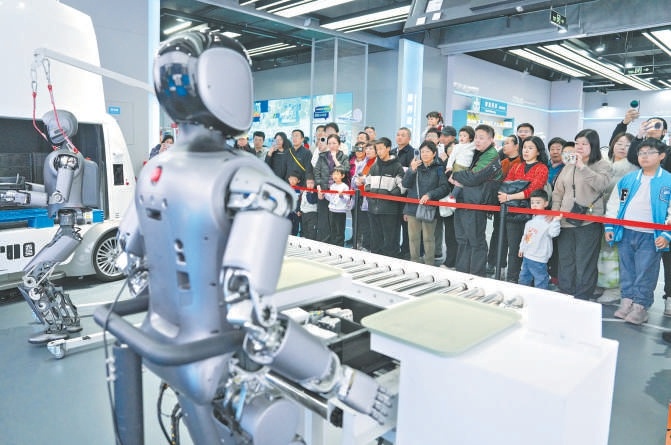 春节假期，位于亦庄的具身智能机器人4S店每天都迎来大量市民游客参观体验，大家跟机器人一起过了一个科技感爆棚、趣味满满的春节。