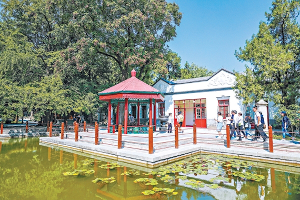 毛泽东同志在香山时的办公居住地——双清别墅，每天都迎接众多市民游客前来瞻仰参观。